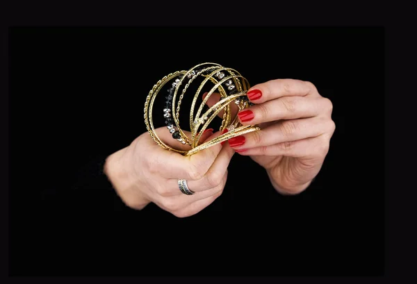 Tangan wanita dengan gelang emas. — Stok Foto