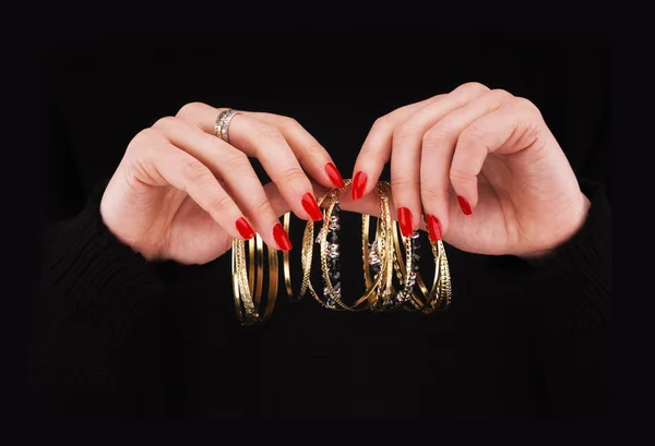 Mani da donna con bracciali dorati — Foto Stock