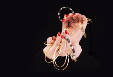 Altın bilezik ile kadının el