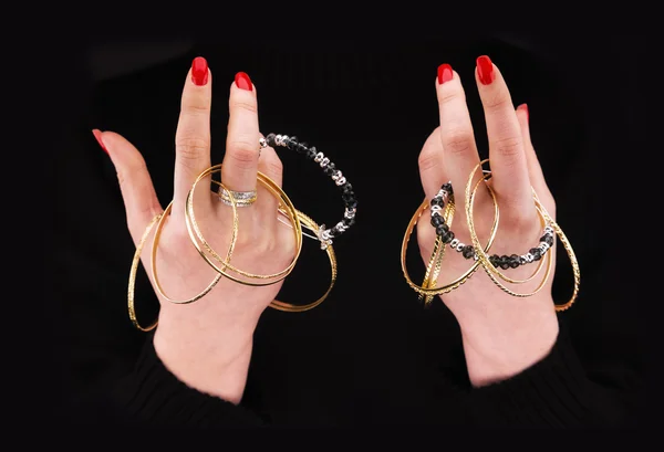 Les mains de la femme avec des bracelets dorés — Photo