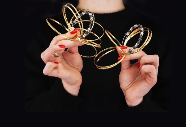 As mãos da mulher com pulseiras douradas — Fotografia de Stock