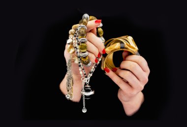 Kadının ellerini çeşitli biçimli kap