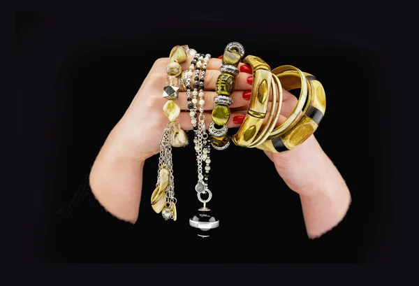 Frauenhände mit verschiedenen Armbändern — Stockfoto