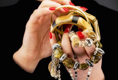 Kadının ellerini çeşitli biçimli kap