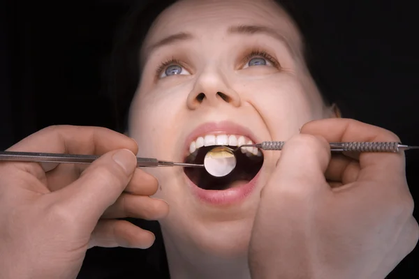 El dentista examina los dientes del paciente — Foto de Stock