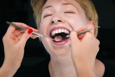 Diş hekimi hastanın diş incelemek