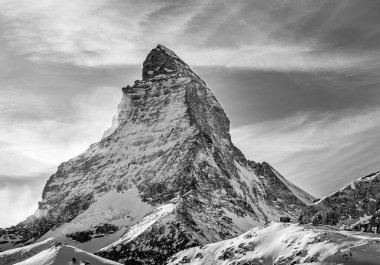 İsviçre, Zermatt 'tan Matterhorn' un siyah beyaz görüntüsü