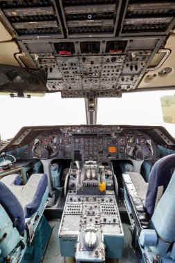 Cotonou, Benin 'deki terk edilmiş bir Lockheed TriStar L-101' in kokpitinden pilot görüntüsü.