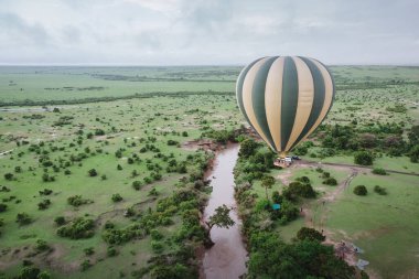 Kenya 'daki Maasai Mara ulusal rezervinde sıcak hava balonu