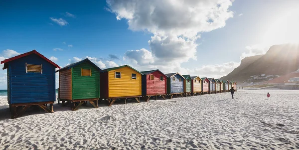 Güney Afrika, Cape Town, Muizenberg 'de günbatımında renkli plaj kulübeleri