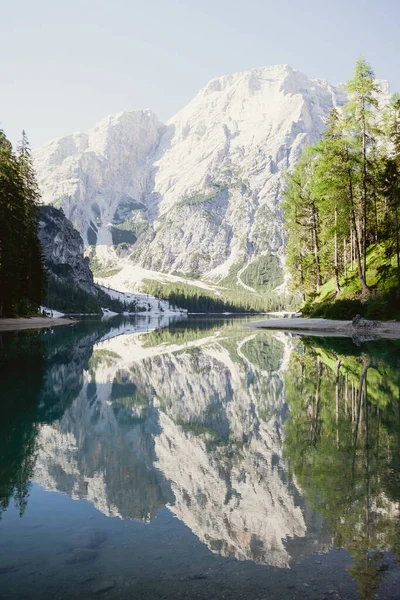 Kuzey İtalya 'da Dolomite Dağları - Tirol' de Lago di Braies (Pragser Wildsee)