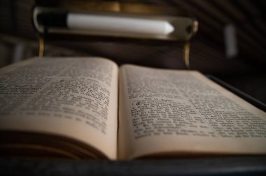 Avrupa Ortaçağ Kilisesi 'nde Eski Alman İncili Bulanık Arkaplanı kapatın ve Boşluğu Kopyalayın