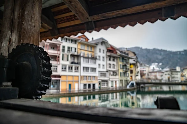 Eski Avrupa Tahta Köprüsü Su Kapısı Asansörü Thun Switerland 'da Mekanik Teçhizat Kapanıyor