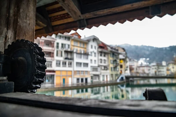 Eski Avrupa Tahta Köprüsü Su Kapısı Asansörü Thun Switerland 'da Mekanik Teçhizat Kapanıyor