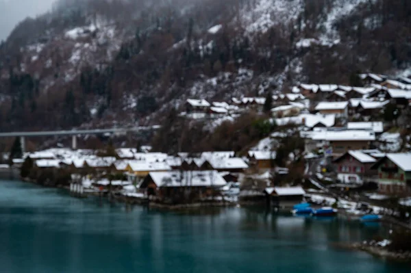 Interlaken İsviçre 'de Su Cephesi Ahşap Kadehleri Aare Nehri üzerinde Bulutlu ve canlı Mavi Su