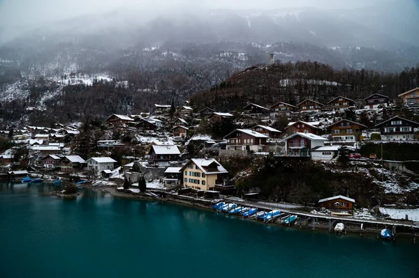 Interlaken İsviçre 'de Su Cephesi Ahşap Kadehleri Aare Nehri üzerinde Bulutlu ve canlı Mavi Su