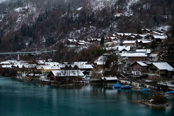 Interlaken İsviçre 'de Su Cephesi Ahşap Kadehleri Aare Nehri üzerinde Bulutlu ve canlı Mavi Su