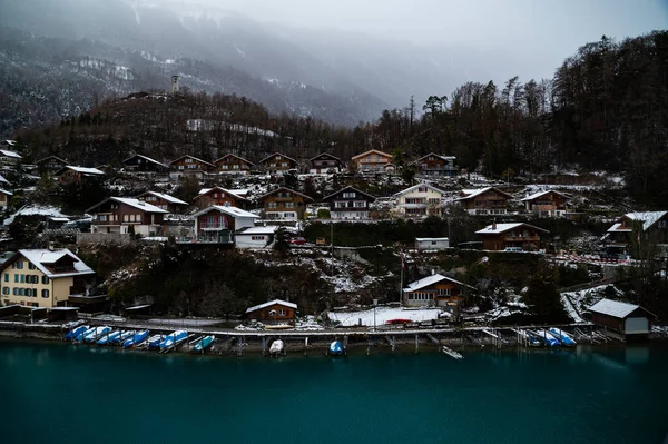 Interlaken İsviçre 'de Su Cephesi Ahşap Kadehleri Aare Nehri üzerinde Bulutlu ve canlı Mavi Su