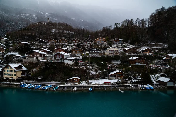 Interlaken İsviçre 'de Su Cephesi Ahşap Kadehleri Aare Nehri üzerinde Bulutlu ve canlı Mavi Su