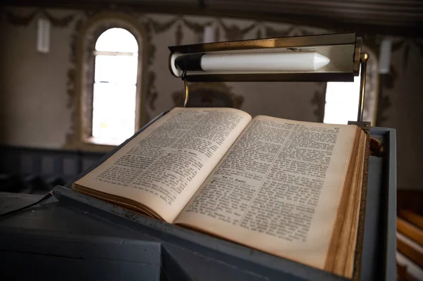 Antigua Biblia Alemana Vintage Púlpito Iglesia Medieval Europea — Foto de Stock