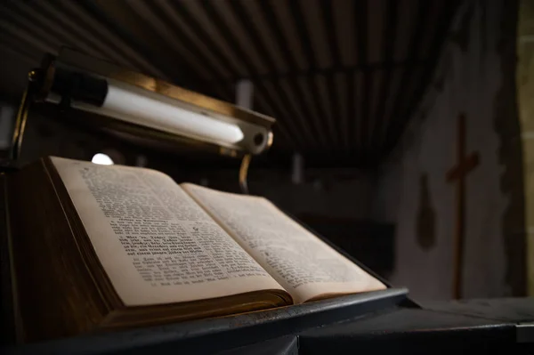 Antigua Biblia Alemana Vintage Púlpito Iglesia Medieval Europea — Foto de Stock