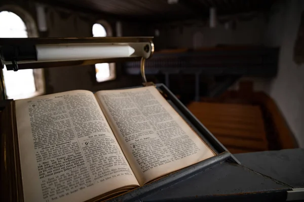 Antigua Biblia Alemana Vintage Púlpito Iglesia Medieval Europea — Foto de Stock