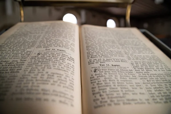 Antigua Biblia Alemana Vintage Púlpito Iglesia Medieval Europea — Foto de Stock