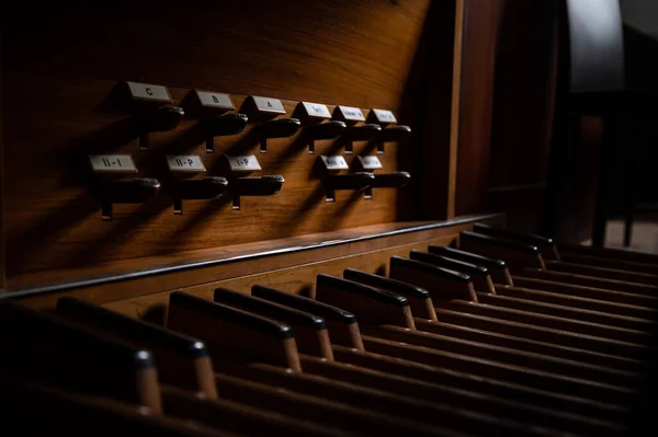 Eski Vintage Tahta Boru Organ Ayak Pedalı Klavyeyi Gölgeler ve Notlarla Kapat