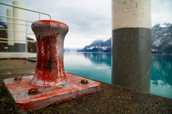 Old Vintage Rusty Standing End on Concrete Peir, İsviçre 'de Brienz Gölü' nün kenarında, Misty Snowy Dağları ve Blue Wate