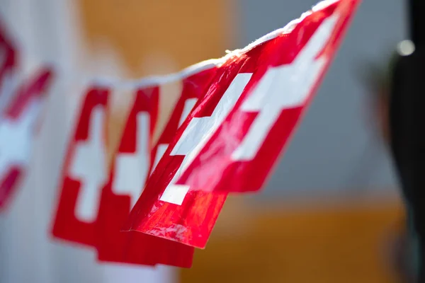 String Banner Von Kleinen Schweizer Fahnen Des Roten Und Weißen — Stockfoto