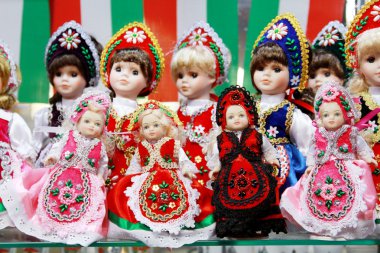 Geleneksel Macar sanatsal elbisede kuklalar Hatıra olarak