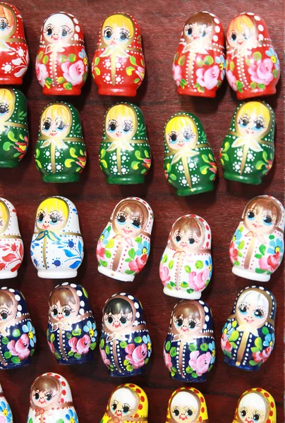 Muitas bonecas tradicionais russas matryoshka como lembranças — Fotografia de Stock