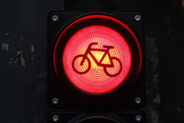Bisikletçiler için bisiklet işaretiyle kırmızı renkli trafik ışığı kapat. 