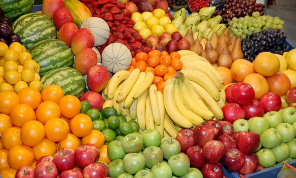 Primer plano de muchas frutas coloridas en el stand del mercado —  Fotos de Stock