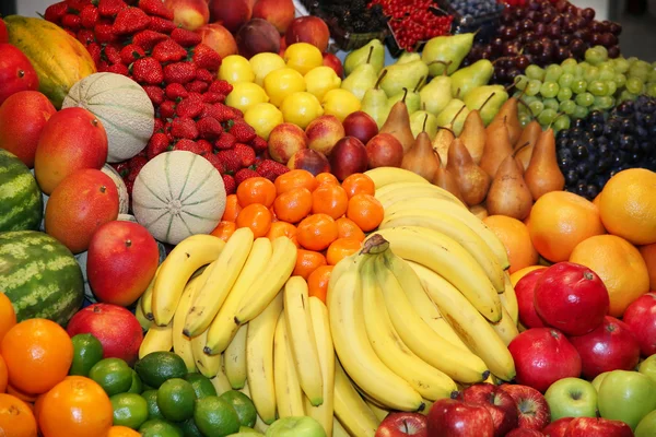 Gran variedad de frutas orgánicas frescas — Foto de Stock