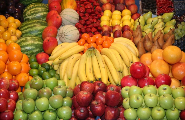 Hermosa variedad de frutas coloridas como una composición — Foto de Stock