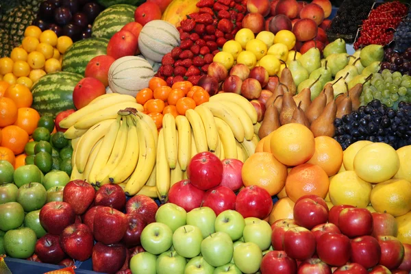 Gran variedad de frutas orgánicas frescas — Foto de Stock