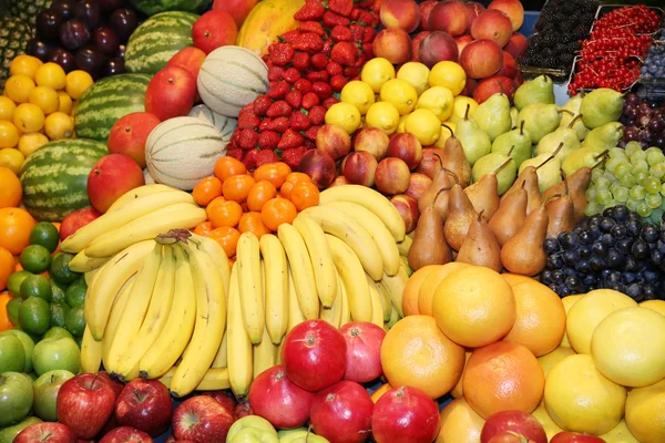 Conjunto de frutas orgánicas recién recogidas en el puesto del mercado — Foto de Stock