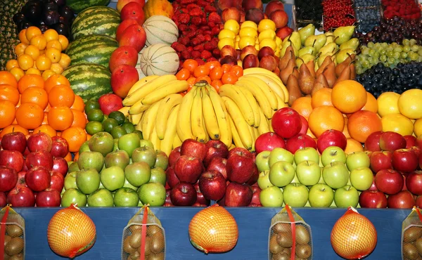 Conjunto de frutas orgánicas recién recogidas en el puesto del mercado — Foto de Stock
