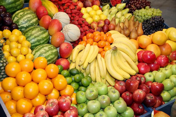 Gran variedad de frutas orgánicas frescas. Composición del marco de fru — Foto de Stock