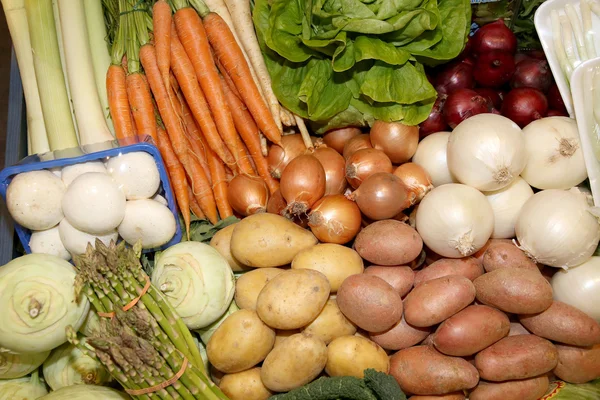 Primer plano de muchas verduras de colores en el puesto de mercado. Gran surtido —  Fotos de Stock