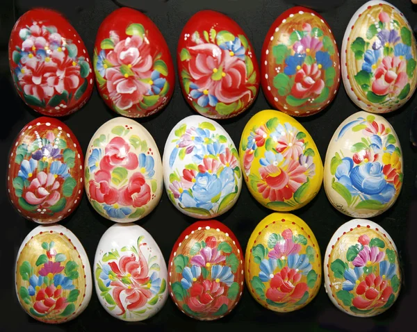 Самодельное украшение пасхальных яиц ручной работы — стоковое фото