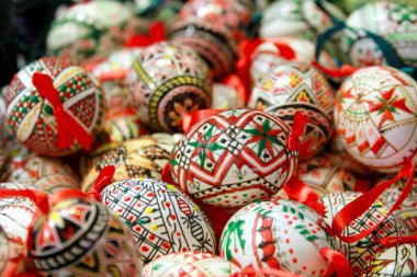 Paskalya yumurtaları bir arka plan olarak. Alan derinliği yutmak