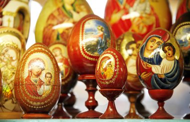 Kutsal sembolü ile Paskalya yortusu yumurta