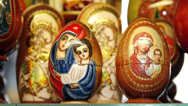 Huevo de Pascua con símbolo sagrado —  Fotos de Stock