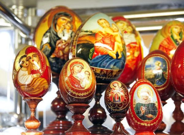 Huevo de Pascua con símbolo sagrado —  Fotos de Stock