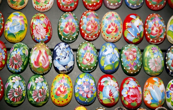 Oeufs de Pâques peints à la main beaux et colorés — Photo