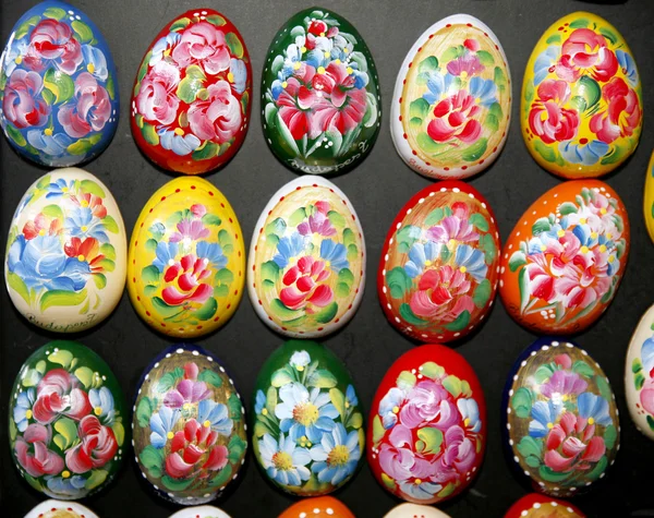 Пасхальные яйца в качестве магнитов — стоковое фото
