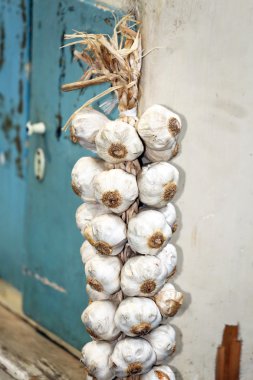 Dize Macar kırsal mutfakta asılı sarımsak ampuller