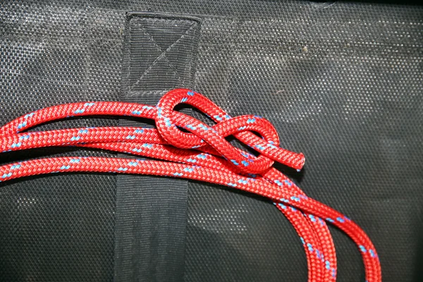 Zamknij się ósemka węzeł związany w czerwonawym liny akrylowe sa — Zdjęcie stockowe